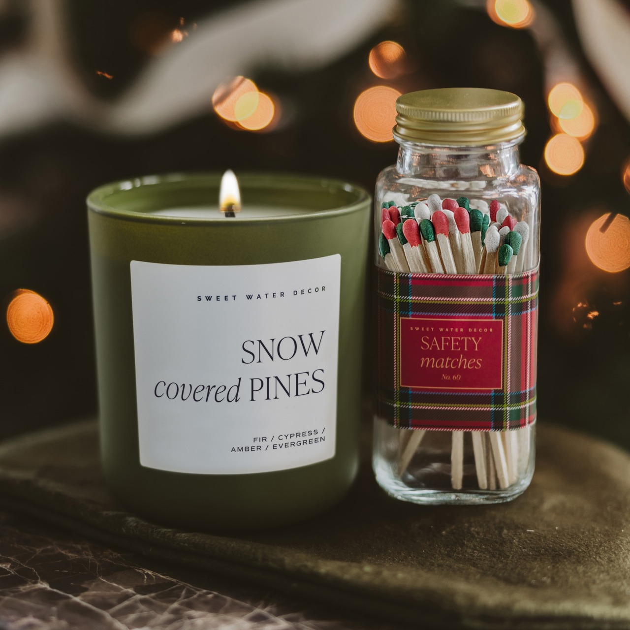Weihnachtliche Streichhölzer im Glas mit festlichem Karo-Design | mit roten, grünen und weißen Köpfen | dazu passende "Schneebedeckte Kiefern | von Sweet Water Decor | USA.