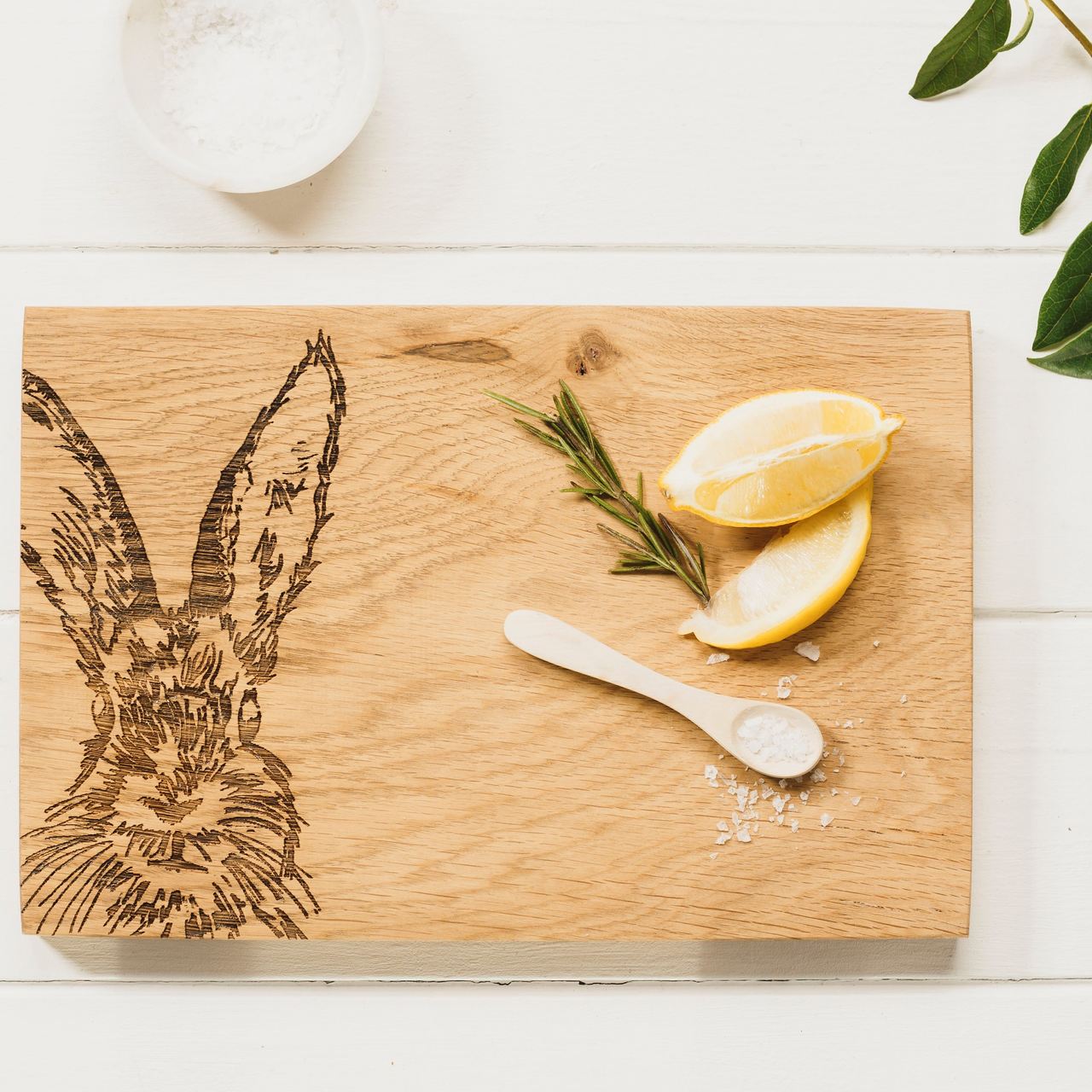 Scottish Made:  Servierbrett aus Eiche mit Motiv Hase