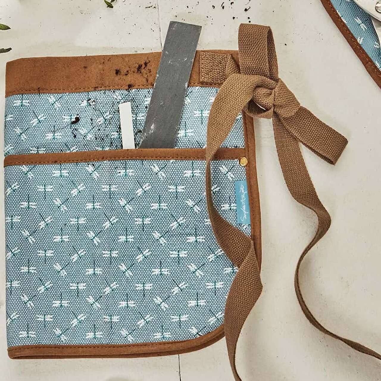 Mit praktischen Taschen fur die wichtigsten Werkzeuge und Gartenutensilien