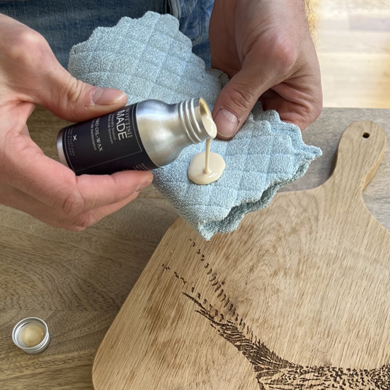 Wachsöl - mit einem weichen Tuch sanft einreiben