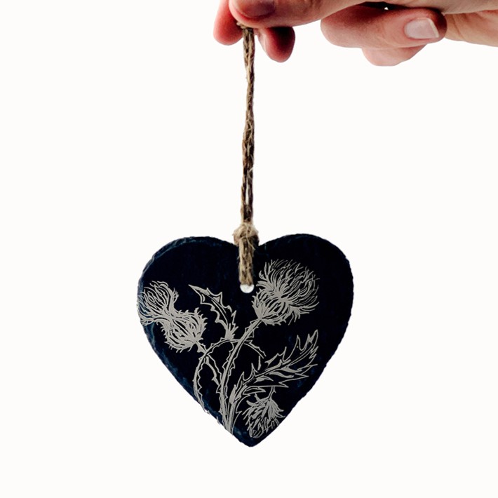 Dekoratives Hängeherz aus Schiefer | Motiv Distel | von Selbrae House | Schottland