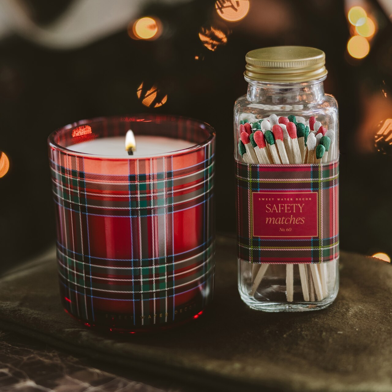 Weihnachtliche Streichhölzer im Glas mit festlichem Karo-Design | mit roten, grünen und weißen Köpfen | dazu passende Duftkerze | von Sweet Water Decor | USA.