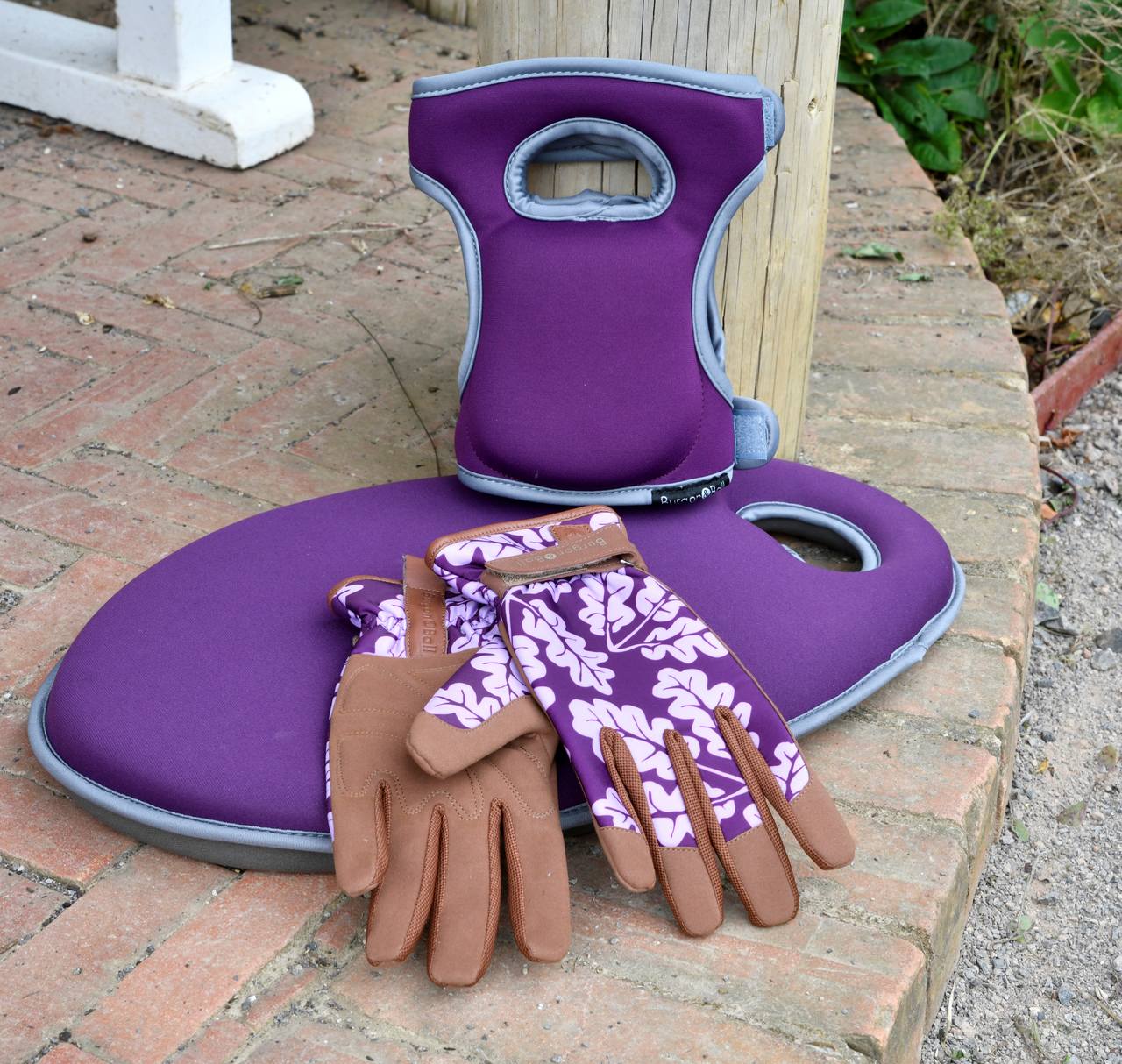 Gartenset lila, Kniekissen und Gartenhandschuhen aus der Love the Glove - Kollektion von Burgon & Ball