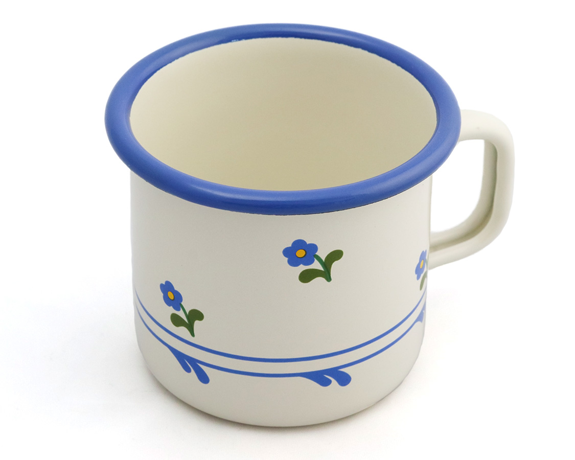 Emailletasse mit Blümchendekor