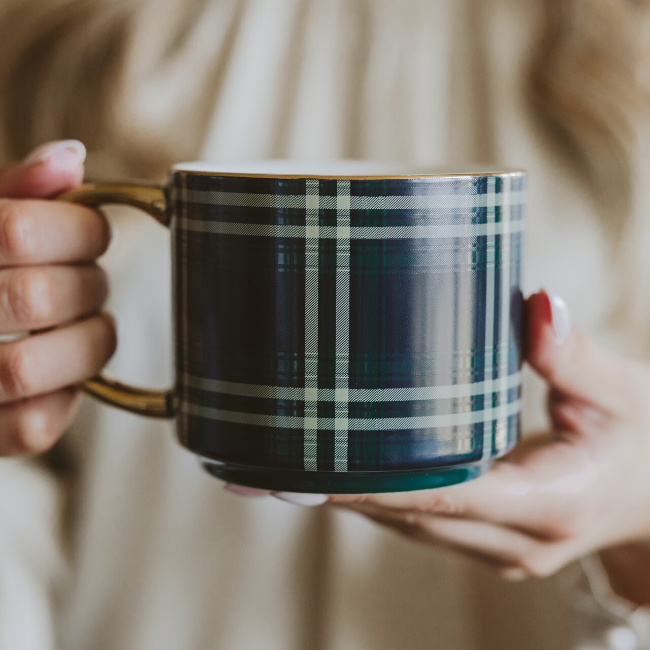 Goldhenkel-Herbstasse aus Fine Bone China Porzellan | mit dunkelblau-grünem Plaid-Muster (Karos)