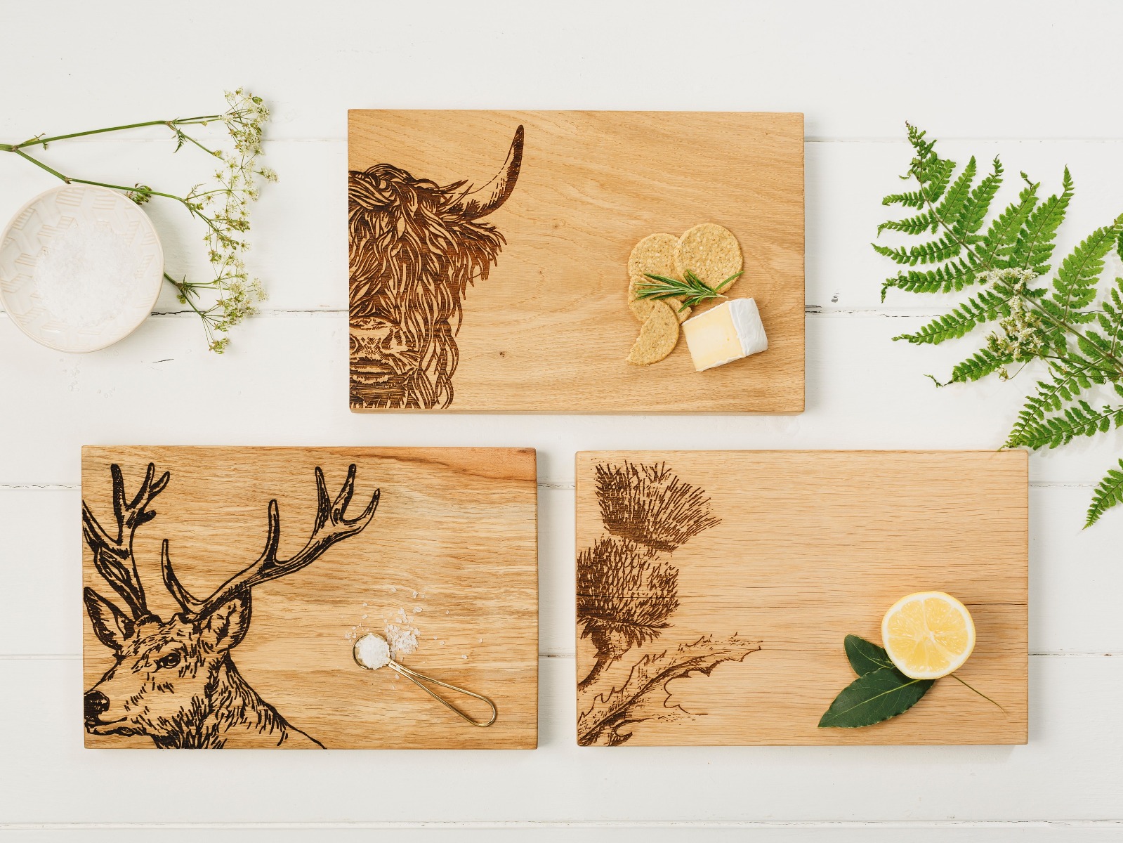 Servierbretter aus Eiche mit den Motiven 'Highland Cow', 'Hirsch' und 'Schottische Distel'