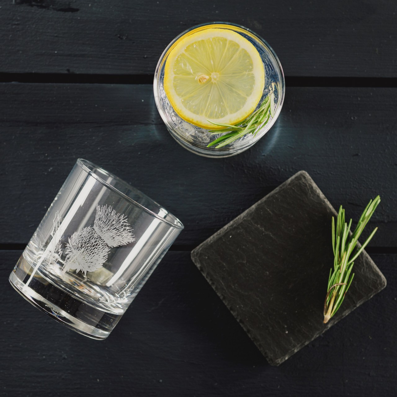 Tumbler Schottische Distel mit Schiefer-Untersetzer