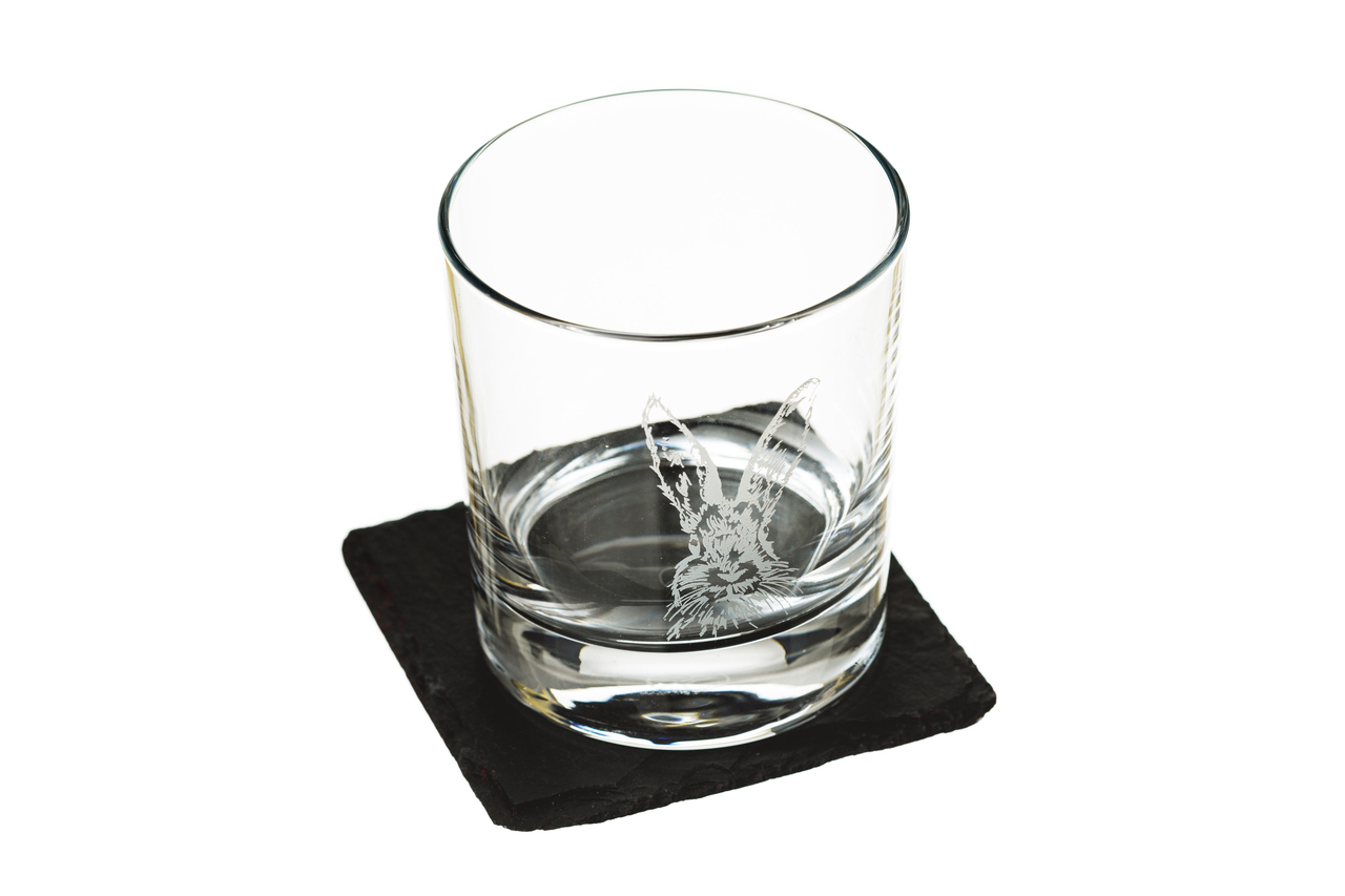Whisky-Tumbler, Gravur Hase mit Glasuntersetzer aus Schiefer