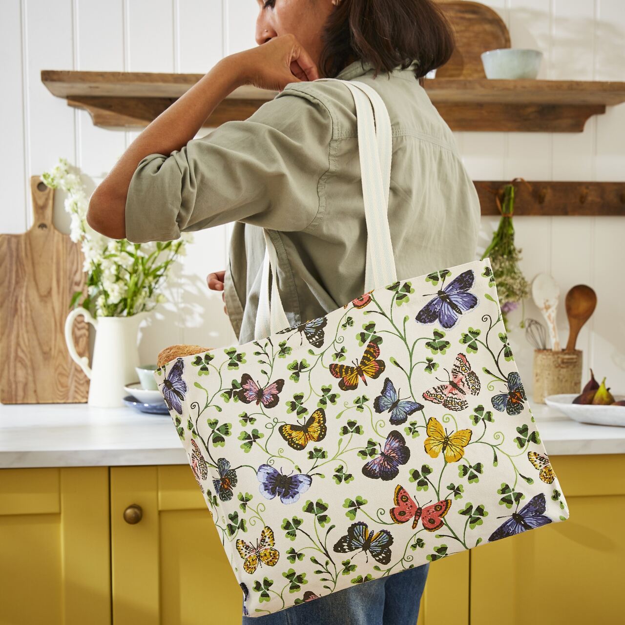 Schultertasche aus Canvas-Baumwolle von Ulster Weavers mit Schmetterling-Zeichnungen - leuchtende Farben auf hellem Creme