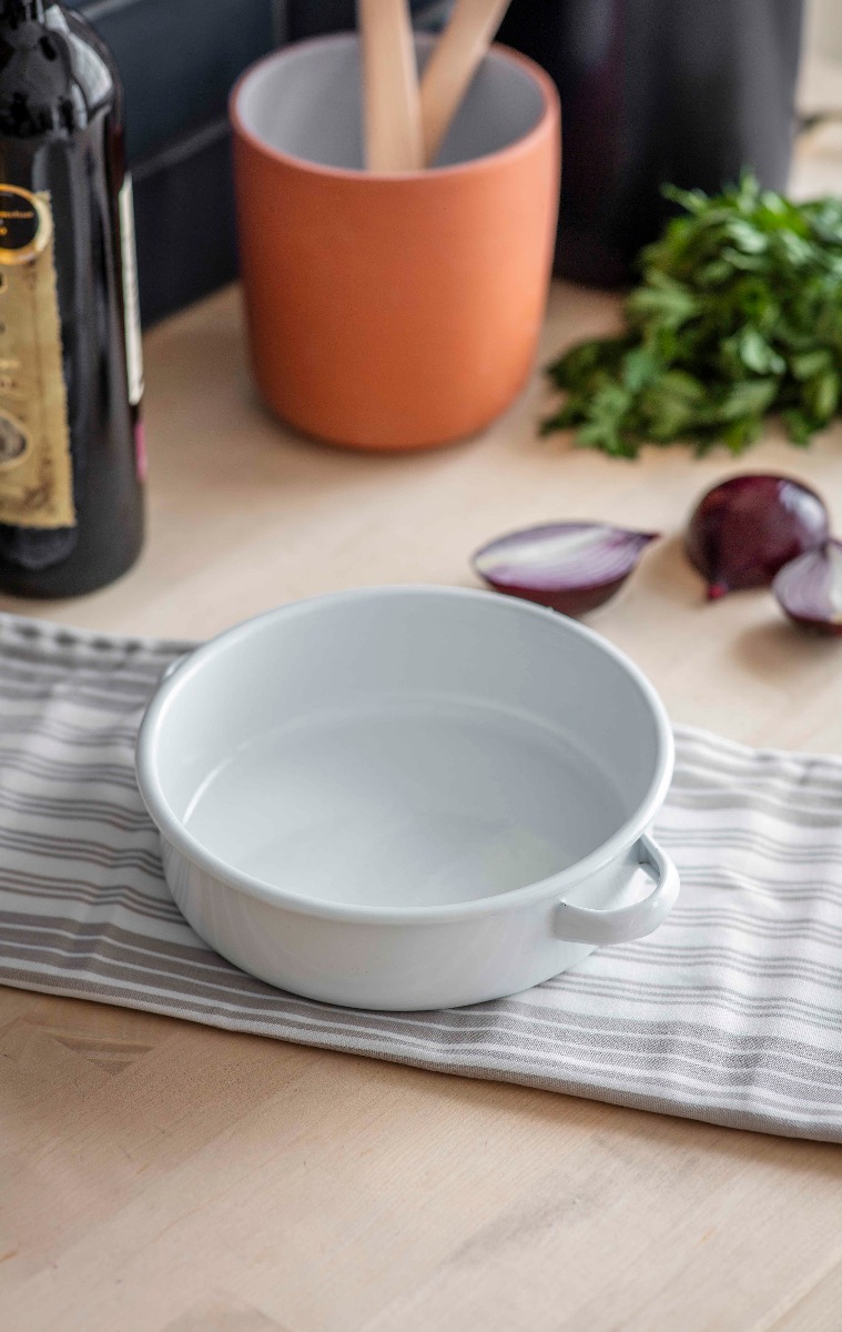 Zeitlose, weiße Pie-Form aus Emaille