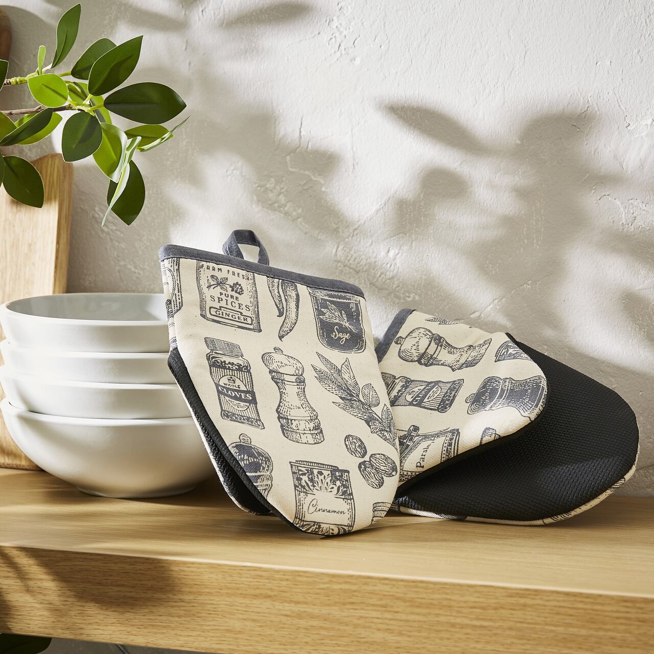 Paar Ulster Weavers Micro Mitts | Topfhandschuhe | historische Gewürzmotive auf ungebleichter Baumwolle | aus England