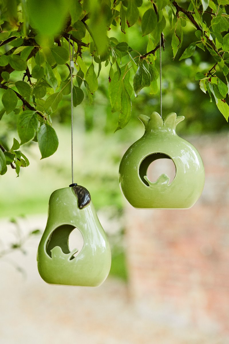 Die Sophie Conran  Keramik Futterspender in Birnen- und Granatapfelform