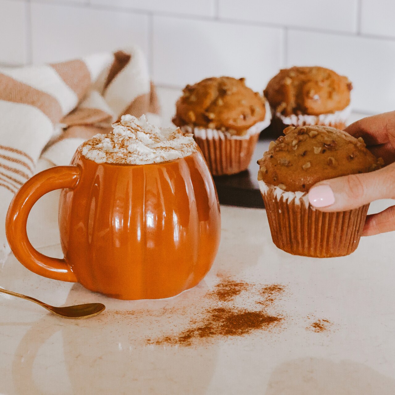 Extra große Keramiktasse in Kürbisform | für ca. 560 ml Inhalt - hier mit Latte-Spezialität und Muffins - für gemütliche Herbstnachmittage