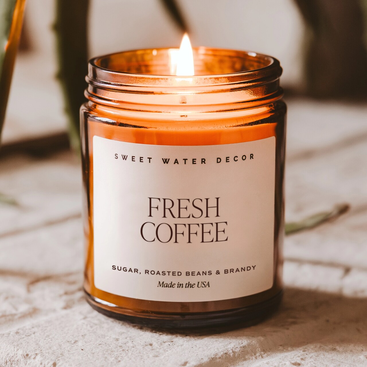 Duftkerze "Fresh Coffee" im braunen Apothekerglas mit brennendem Baumwolldocht | von Sweet Water Decor, USA