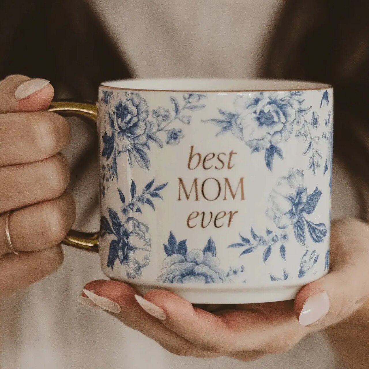 Elegante Geschenktasse aus Fine Bone China Porzellan für Mama | mit blauem Blumenmuster, Goldhenkel, Goldrand und goldfarbenem Best Mom Ever Schriftzug