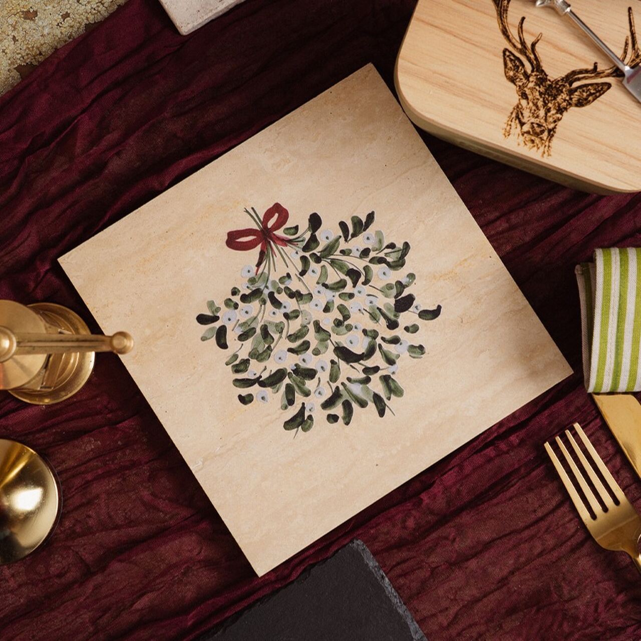 Heller Stein-Topfuntersetzer mit Mistelmotiv - Mistelzweige mit weißen Beeren, mit einer roten Schleife zusammengebunden | Weihnachtliches Accessoire für Küche und Tisch