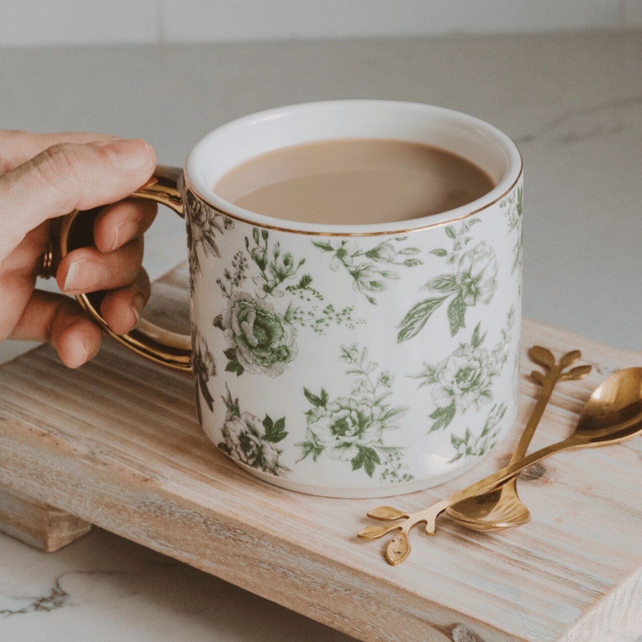 Dekorative Tasse aus feinstem Bone China Porzellan | in großzügiger, amerikanischer Größe | mit goldfarbenem Henkel und grünem, floralem, Delfter Rundum-Design