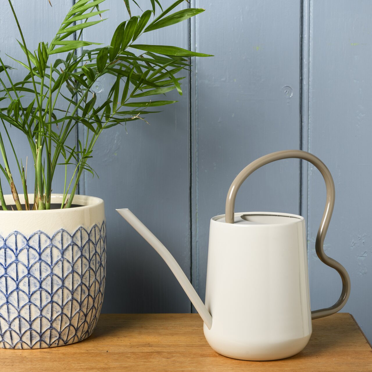 Hell-beige Zimmergießkanne - mit Wellengriff | von Burgon & Ball