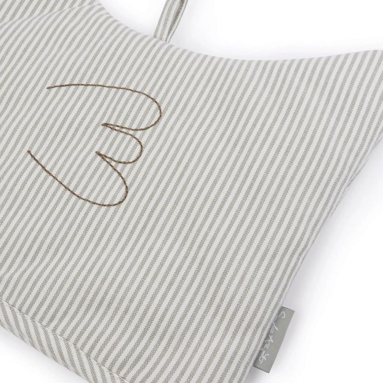 Der angedeutete, aufgestickte Flügel im Detail
