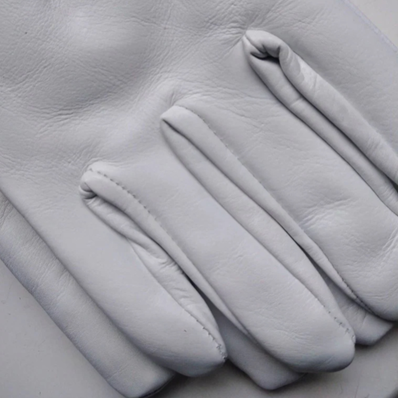 Die HÄNDE | Handgenähte Lederhandschuhe von Bradleys | optimal geschützt bei Arbeiten in Brombeerhecken, dornigen Rosen und anderem, stacheligen Grün