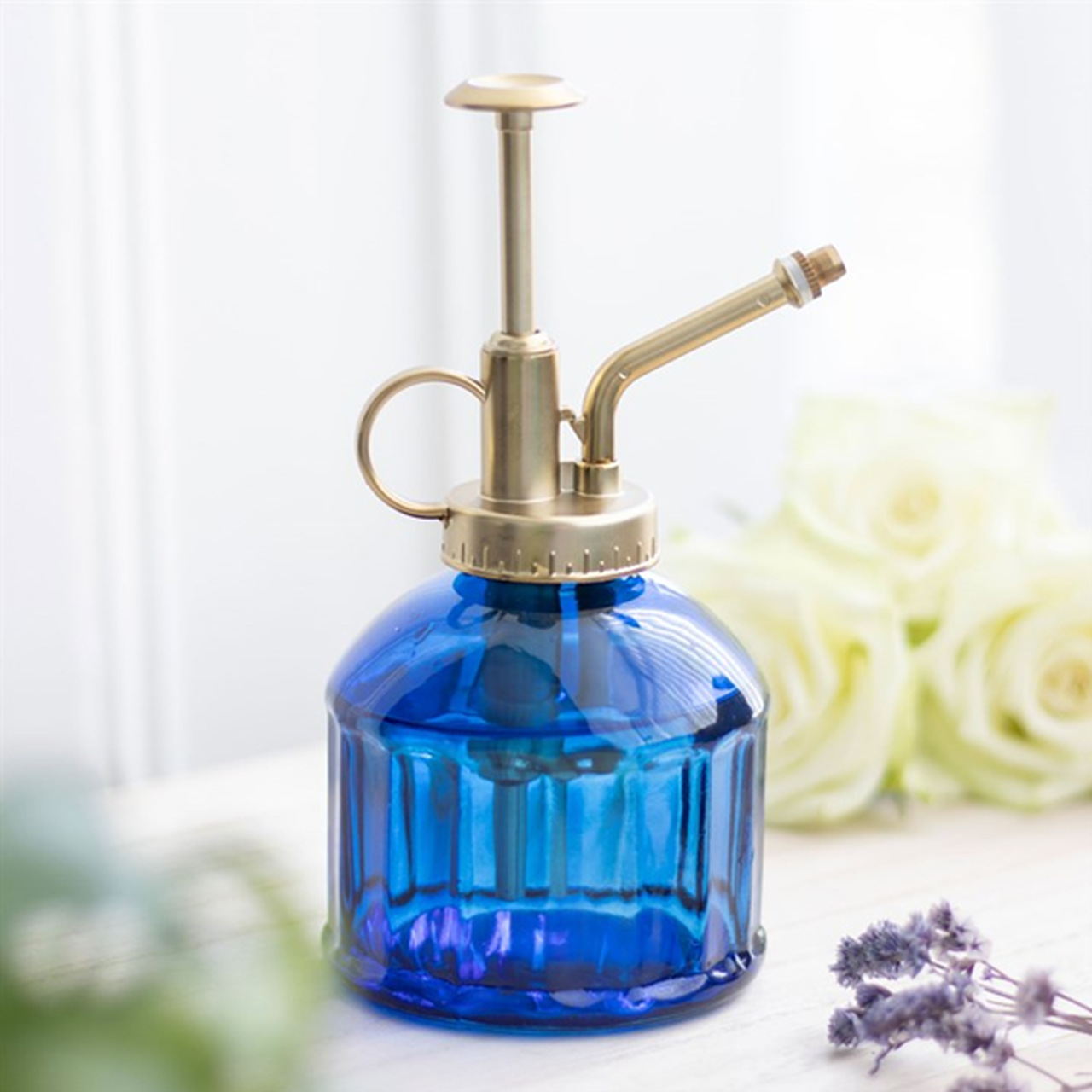 Pflanzensprüher aus blauem Glas | mit goldfarbener Metallpumpe | Retro-Look