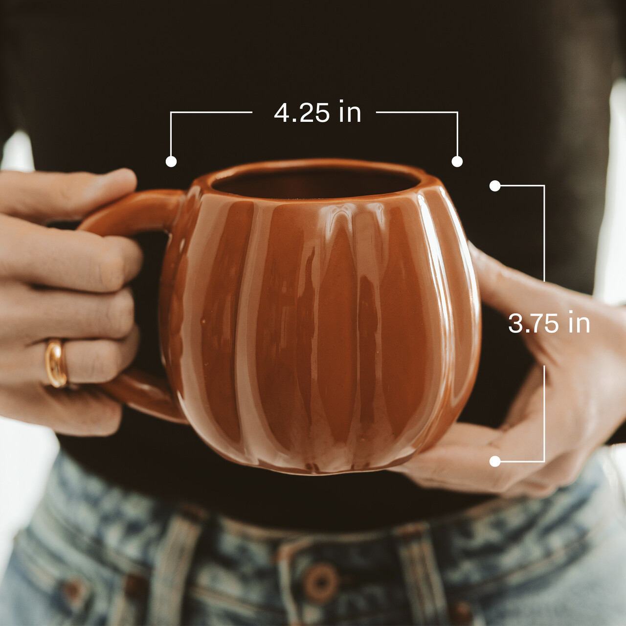 Keramik-Tasse für 560 ml Inhalt in Kürbis-Silhouette | Maße: ca. 9,5 cm x 10,8 cm (Breite incl. Henkel ca. 14.6 cm)