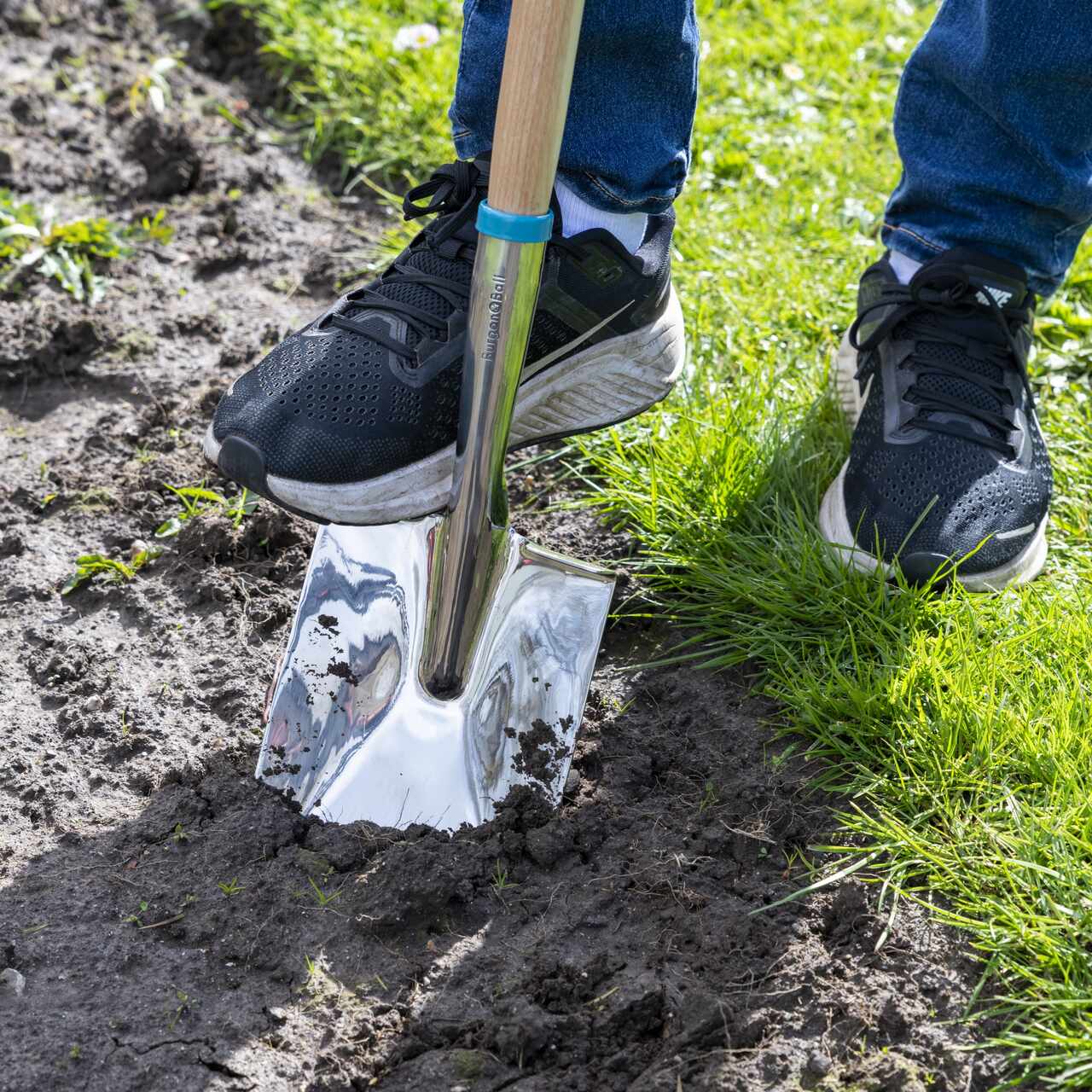 Grabespaten für Kinder - aus der Gowing Gardeners-Kollektion von Burgon & Ball