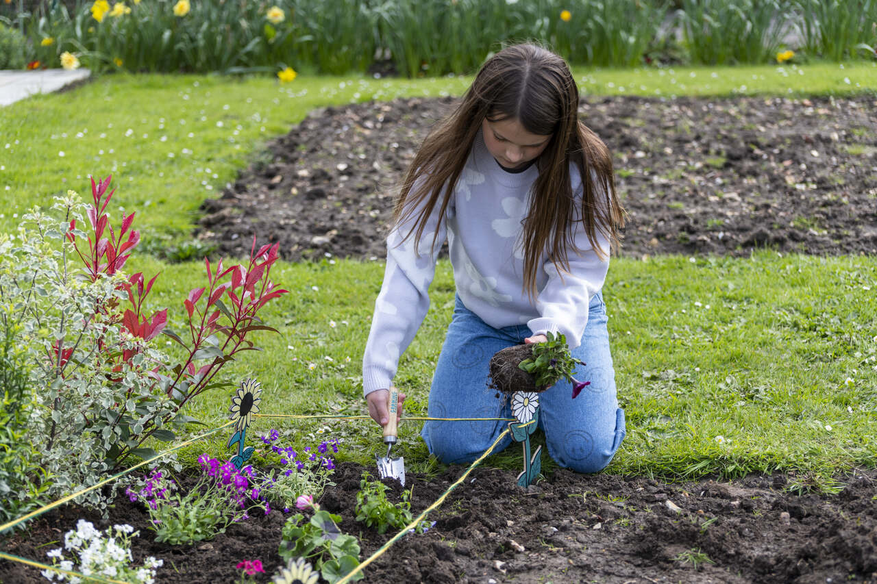 Gartenwerkzeug für Nachwuchs-Gärtnerinnen und -Gärtner | ermutigen Sie Kinder dazu, sich einen grünen Daumen wachsen zu lassen.