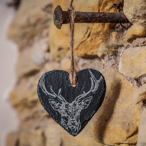 Dekoratives Hänge-Herz aus Schiefer | Motiv Hirsch | von Selbrae House, Schottland