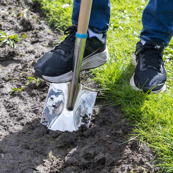 Grabespaten für Kinder - aus der Gowing Gardeners-Kollektion von Burgon & Ball