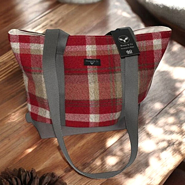 Schultertasche in Wolloptik | Balmoral-Karos Rot | von Moose & Co. | Wales