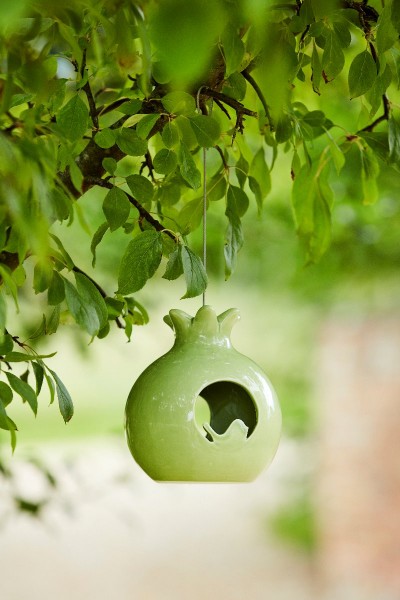 Design Sophie Conran: Vogelfutter Körnerspender aus Keramik in Form eines Granatapfels