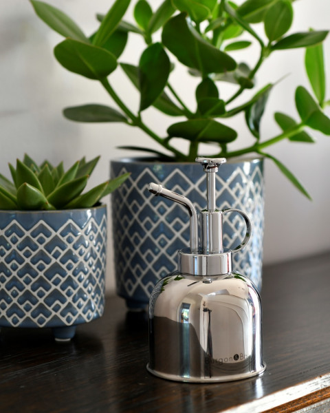 Feinzerzerstäuber | Edelstahl | auf der Fensterbank