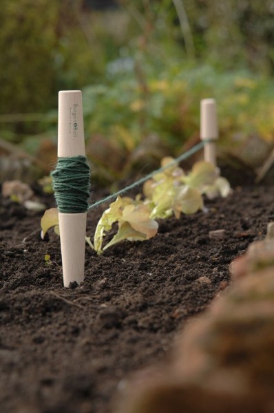 10 m Juteschnur zwischen zwei Holzstäben