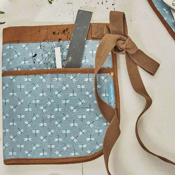 Mit praktischen Taschen für die wichtigsten Werkzeuge und Gartenutensilien