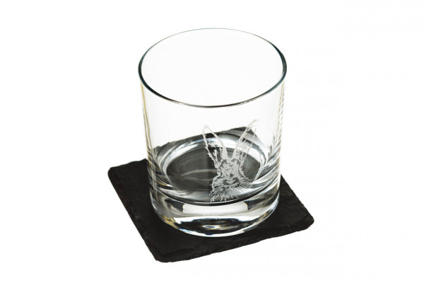 Whisky-Tumbler, Gravur Hase mit Glasuntersetzer aus Schiefer
