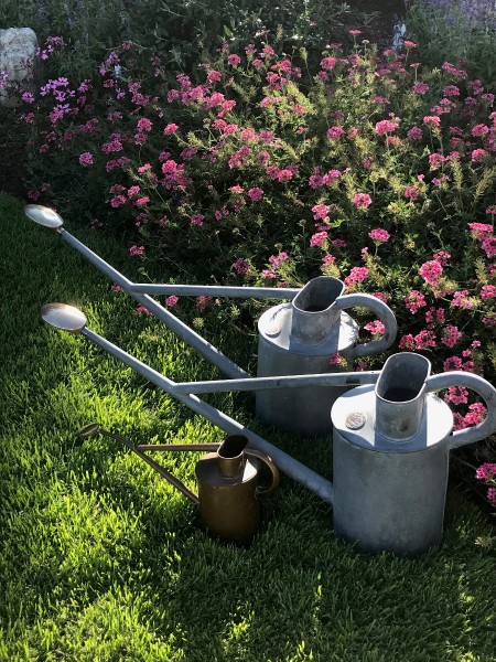 Die Rohlinge der Haws Long Reach Cans 1 und 2 Gallon | die kleine Kanne ist die Haws Zimmergießkanne vor dem Finish