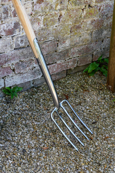 Schmale Grabegabel mit langem Y-Griff aus Eschenholz | Werkzeug: Edelstahl