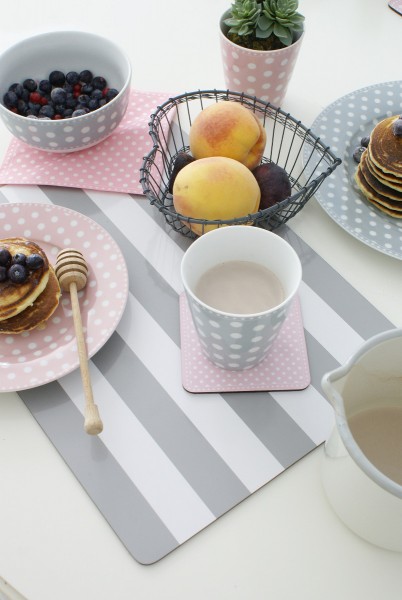 Becher und Dessertteller Punkte rosa und grau von Krasilnikoff