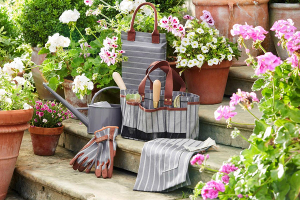 Die Landhaus-Gartenaccessoires in grau | von Sophie Conran