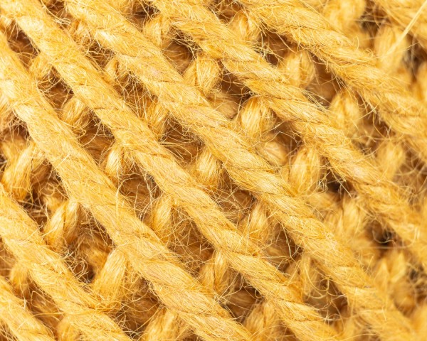 Die Struktur des dicken Juteballs - hier Senffarben