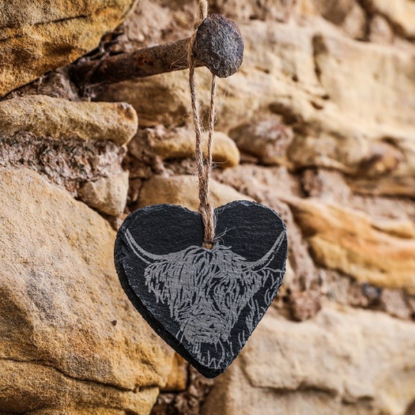 Dekoratives Hänge-Herz aus Schiefer | Motiv Highland Cow | von Selbrae House, Schottland