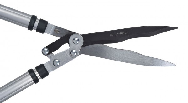 Wellenschliff-Heckenschere mit geöffneter Klinge