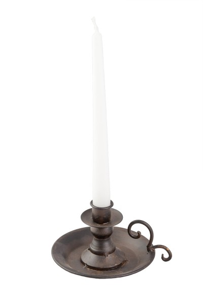 dunkler Kerzenhalter mit Kerze