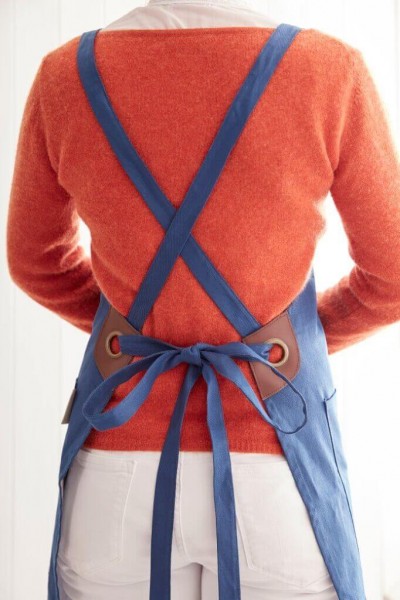 Die Rückseite der Baumwollschürzen Eszter uni und Reka uni