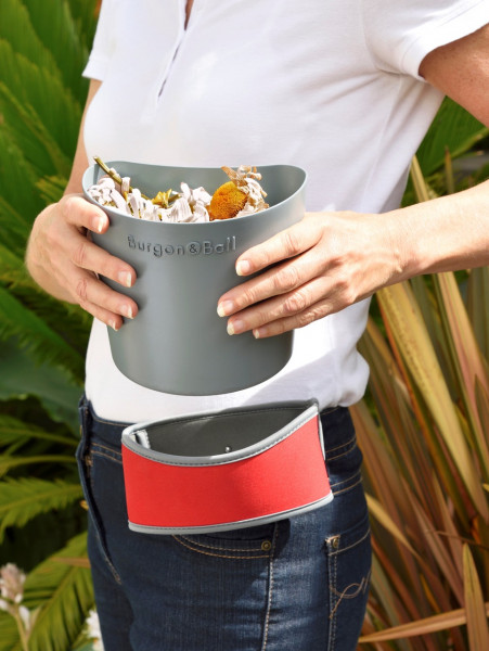 Den Ernteeimer aus de 'Schlaufe' herausnehmen