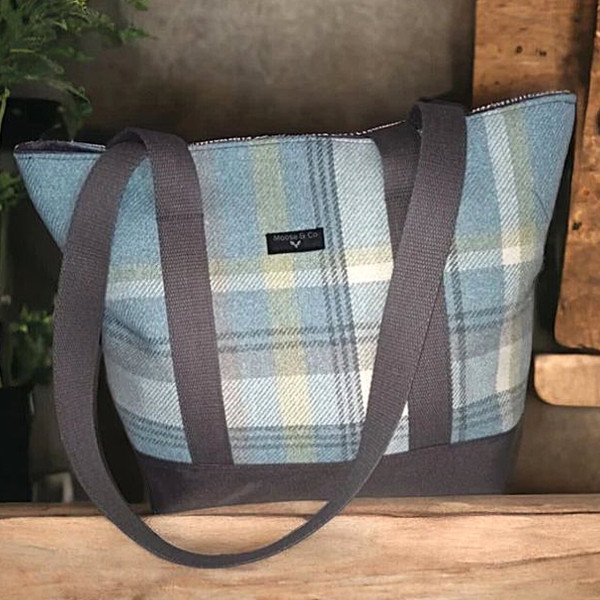 Schultertasche in Wolloptik | Balmoral-Karos Blau | von Moose & Co. | aus Wales
