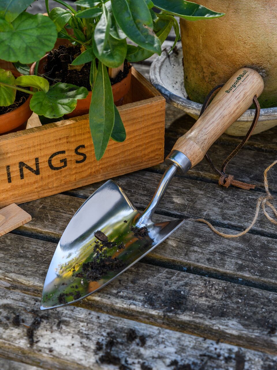 SchnittZeiten Herzschaufel - robuste Pflanz- & Blumen-Kelle für Gärtner -  Garten-Schaufel aus Edelstahl - mit Holz-Griff -  -  Arbeitsschutz u.v.m. im Onlinehshop