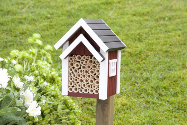 Hübsches, rotes Bienenhotel - Nistkasten für Wildbienen | von Wildlife Garden aus Schweden